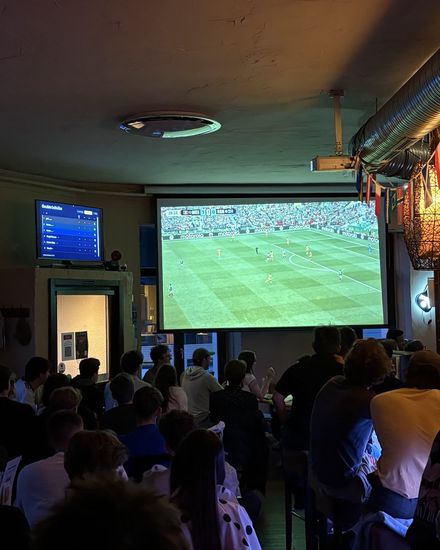 Volle Bar beim WM-Spiel, die elftipp-Livetabelle läuft auf dem Bildschirm