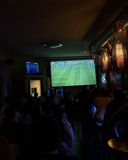 Public Viewing mit elftipp-Livetabelle neben der Leinwand